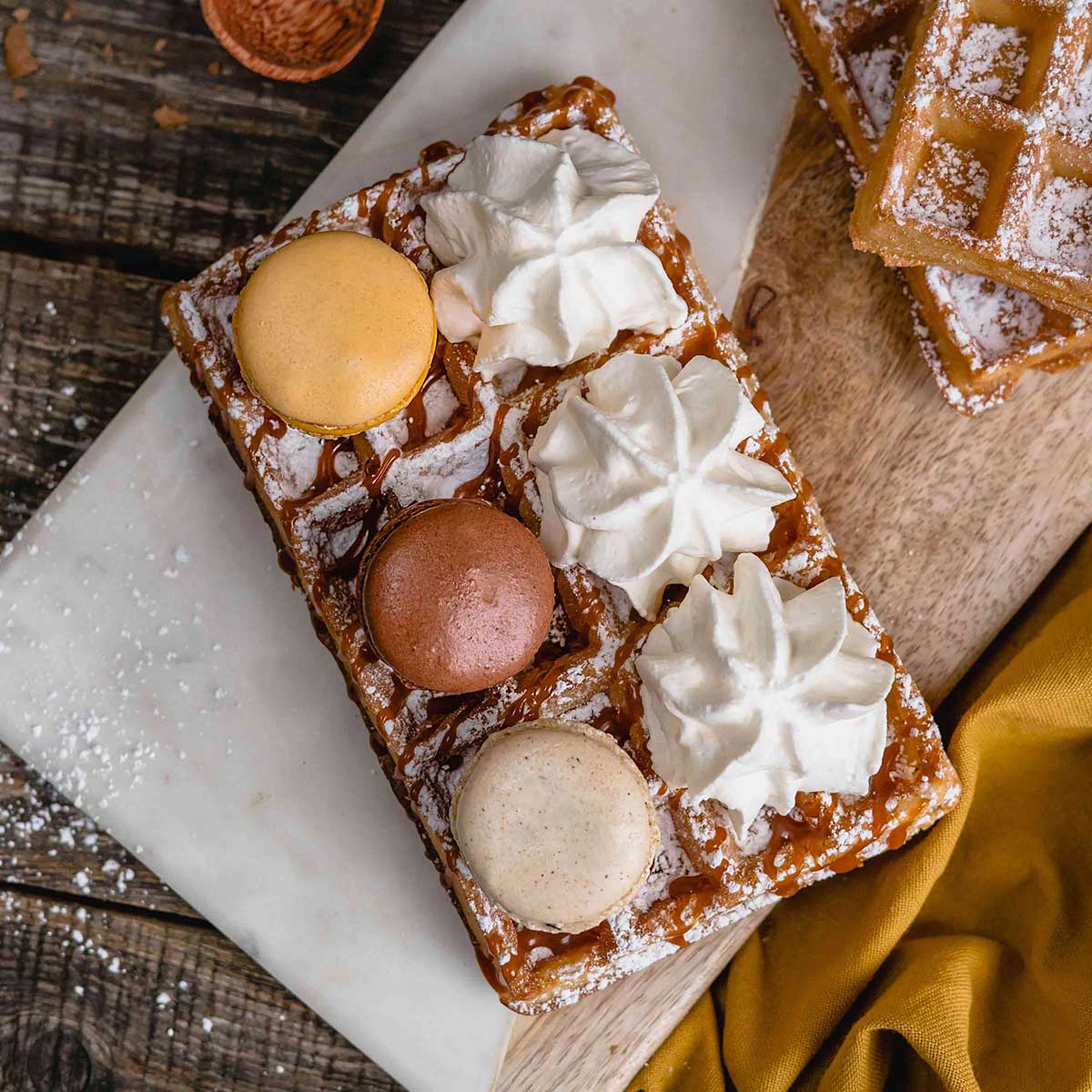 Gaufre avec macaron et chantilly