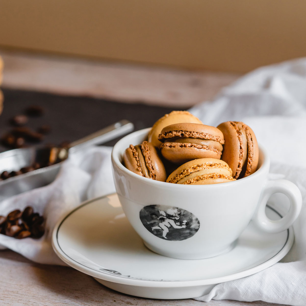 macarons glacés au café dans une tasse